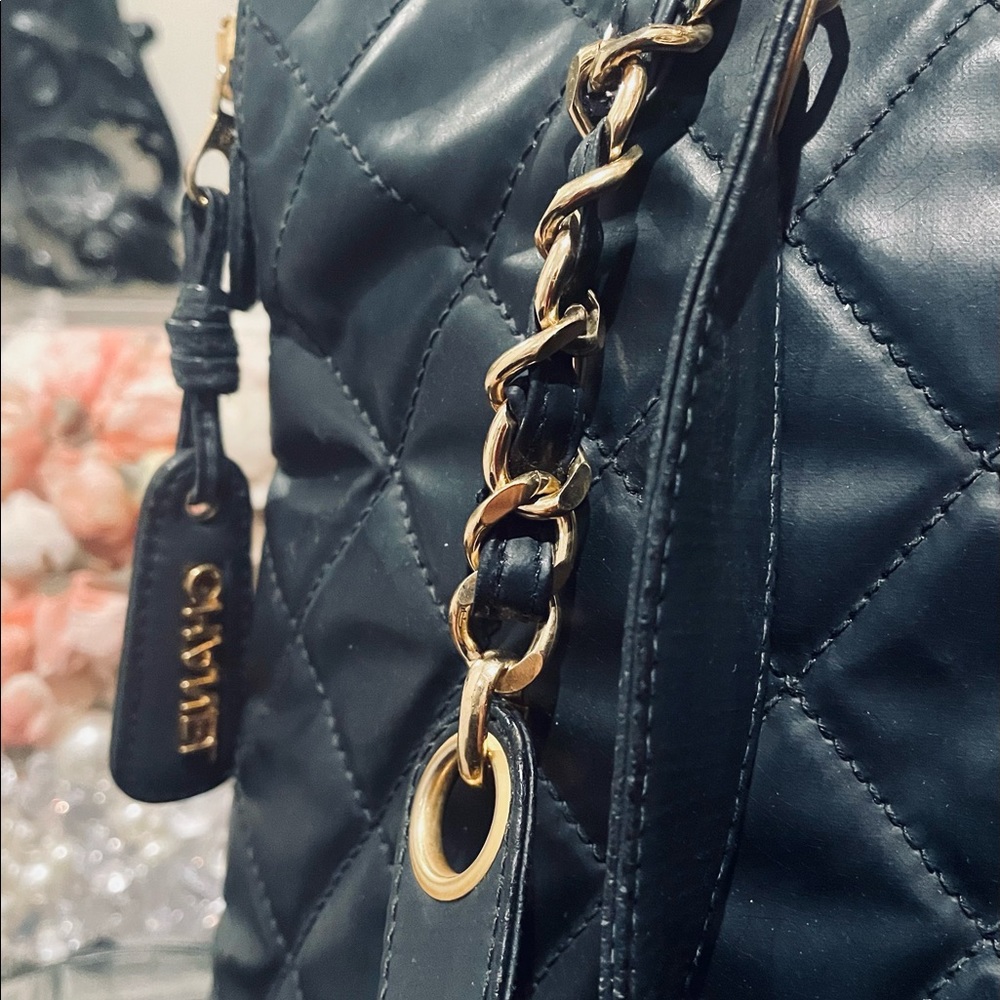 Jumbo Classic Chanel Tote. Quilted caviar leather. Gold and leather chain links.